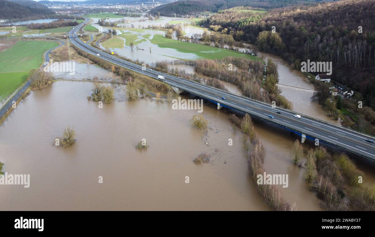 3 gennaio 2024, Assia, Roth (landkreis Marburg-Biedenkopf): Inondazioni nel distretto di Marburg-Biedenkopf. Il Lahn ha fatto esplodere le sue banche. La situazione delle inondazioni in Assia è tesa. (Foto scattata con un drone) foto: Nadine Weigel/DPA/Nadine Weigel/dpa Foto Stock