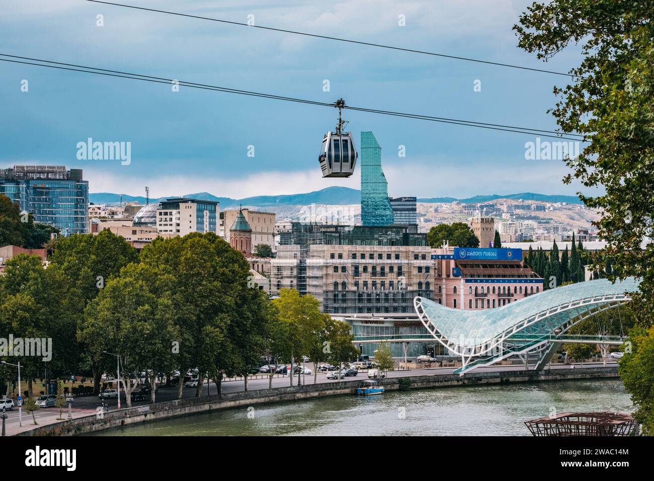 Vista sul grattacielo dell'hotel Biltmore, la funivia di Tbilisi, il ponte di pace e il fiume Mtkvari nella città vecchia di Tbilisi, Georgia Foto Stock