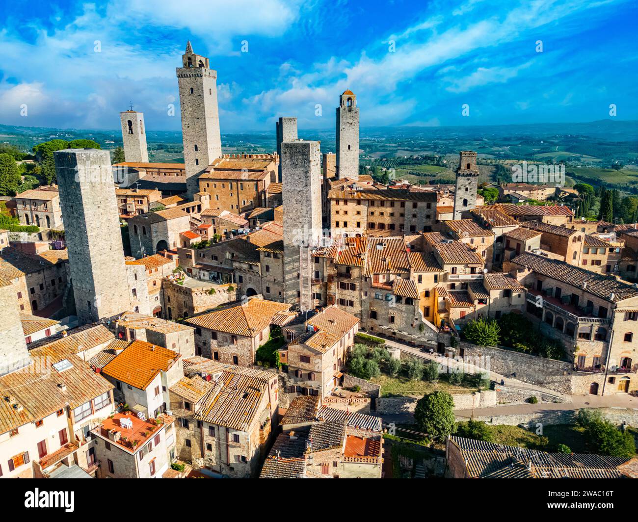 Vista aerea di San Gimignano, una cittadina collinare medievale fortificata nella provincia di Siena, Toscana, Italia Foto Stock