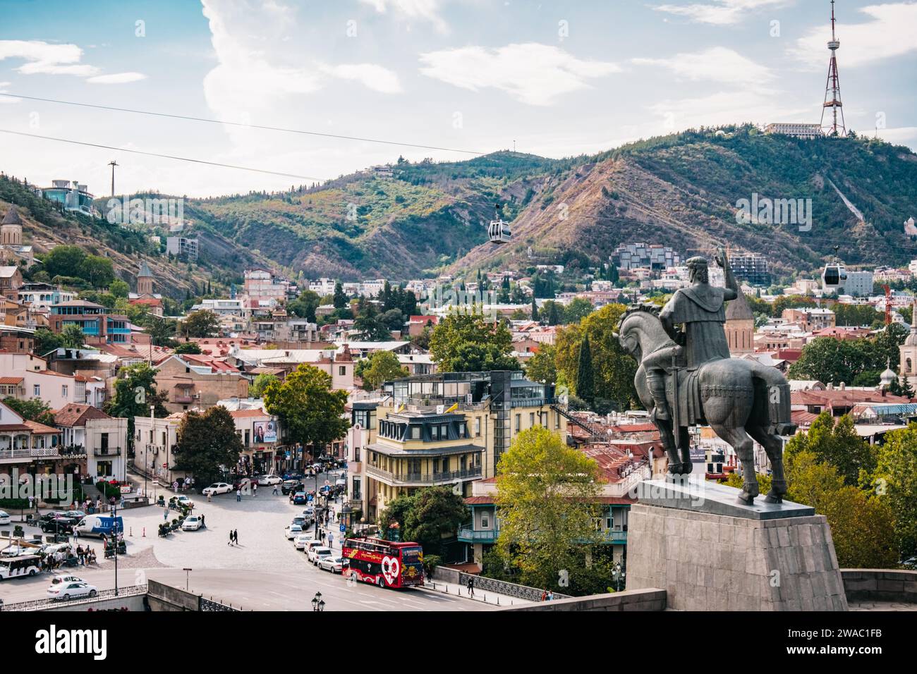 Ammira la statua del re Vakhtang Gorgasali con la città di Tbilisi sullo sfondo, Georgia Foto Stock