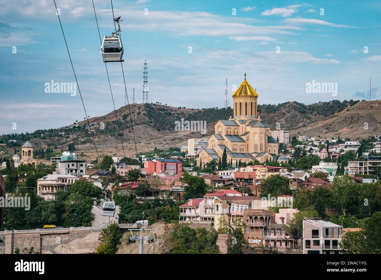 Vista della cattedrale di Sameba e della funivia di Tbilisi, nella città vecchia di Tbilisi, Georgia Foto Stock