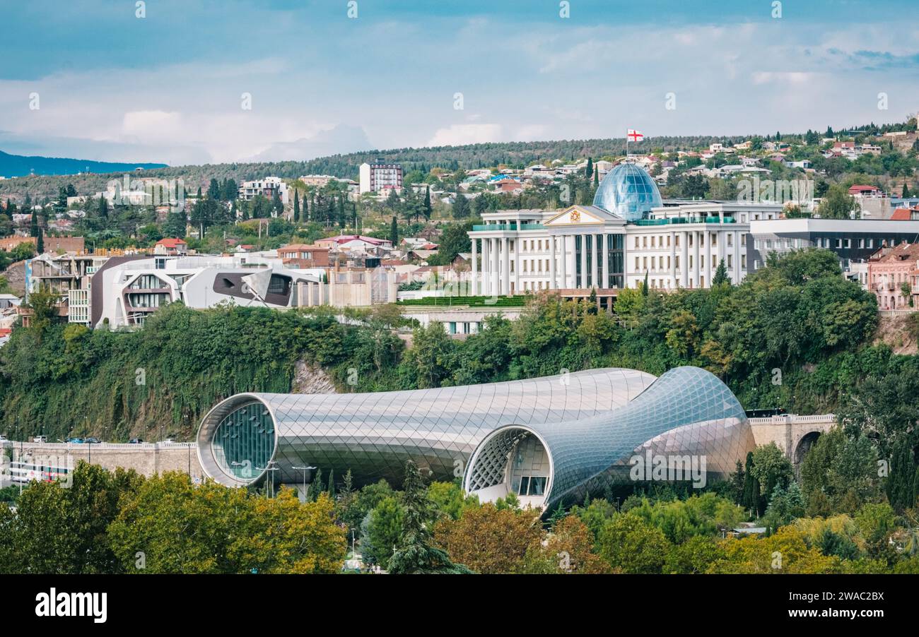 Ammira il Rike Music Theater e il Palace of State Ceremonies (o Avlabari Residence) nel centro di Tbilisi, Georgia Foto Stock