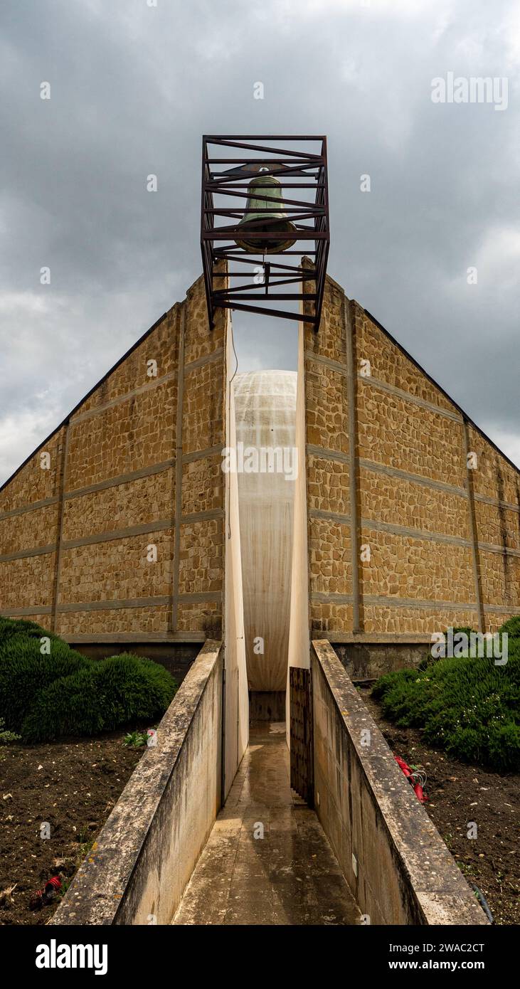 Gibellina nuova 2023. Chiesa madre di Ludovico Quaroni. Chiesa che fa parte della città costruita dopo il terremoto del 1968. Agosto 2023 Sicilia, Italia Foto Stock