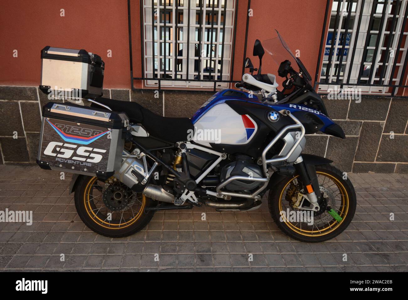 Ruote retrovisori BMW GS bike ad alta velocità verniciate in oro parcheggiate all'esterno di un nuovo edificio barre barra barra di scarico tubo di scarico visiera stradale color argento nero Foto Stock