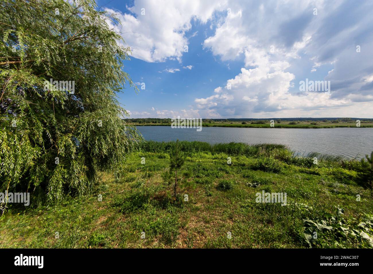 Vista del Lago Sacro del deserto di Mammoth sul territorio dell'ex St Monastero di Nicola nelle vicinanze del villaggio di Mamontovo, Sosnovs Foto Stock