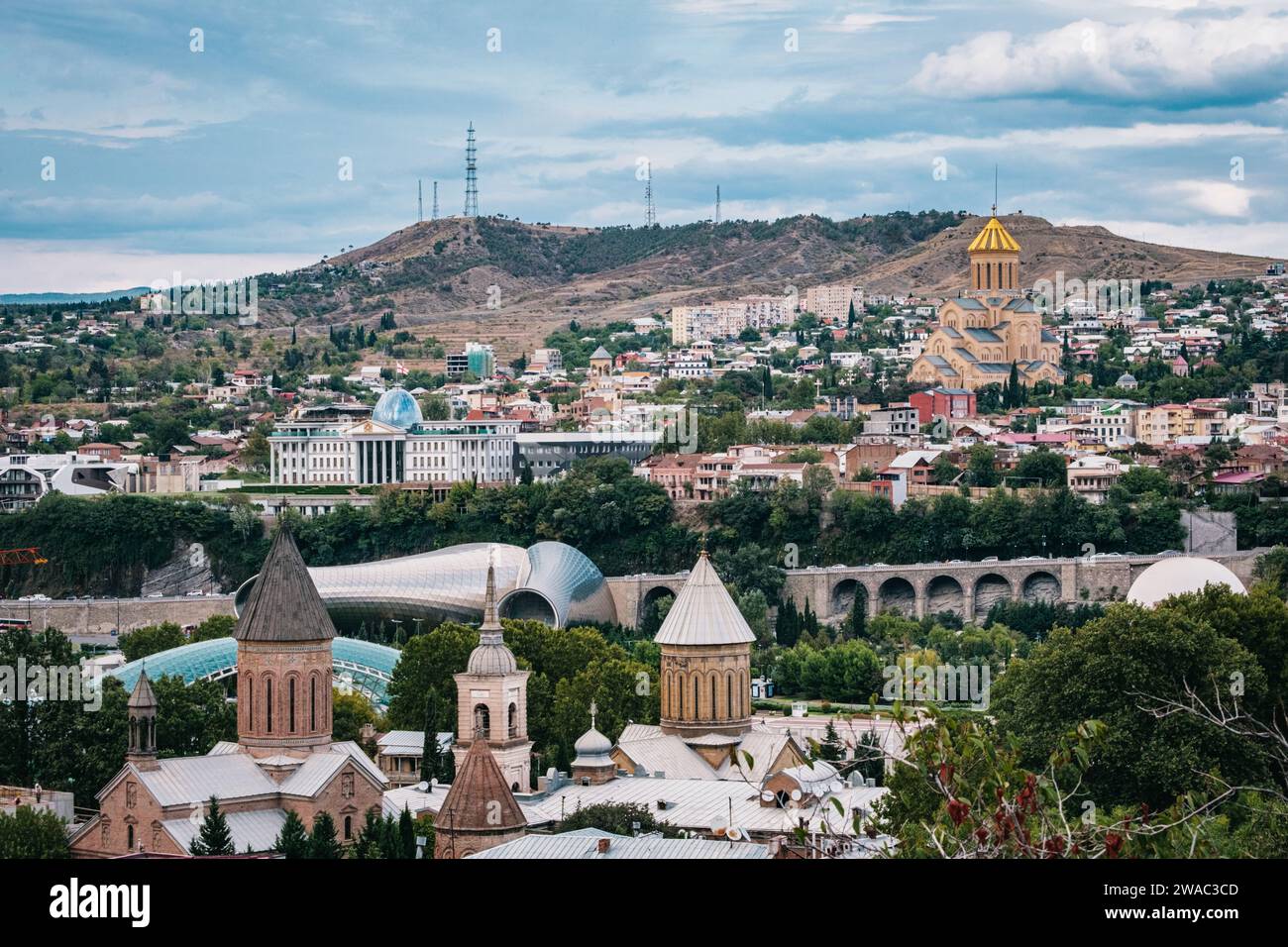 Cattedrale di Sameba, Palazzo delle cerimonie (residenza degli Avlabari), Teatro musicale Rike, Cattedrale dei Sioni e Chiesa Norashen a Tbilisi Foto Stock