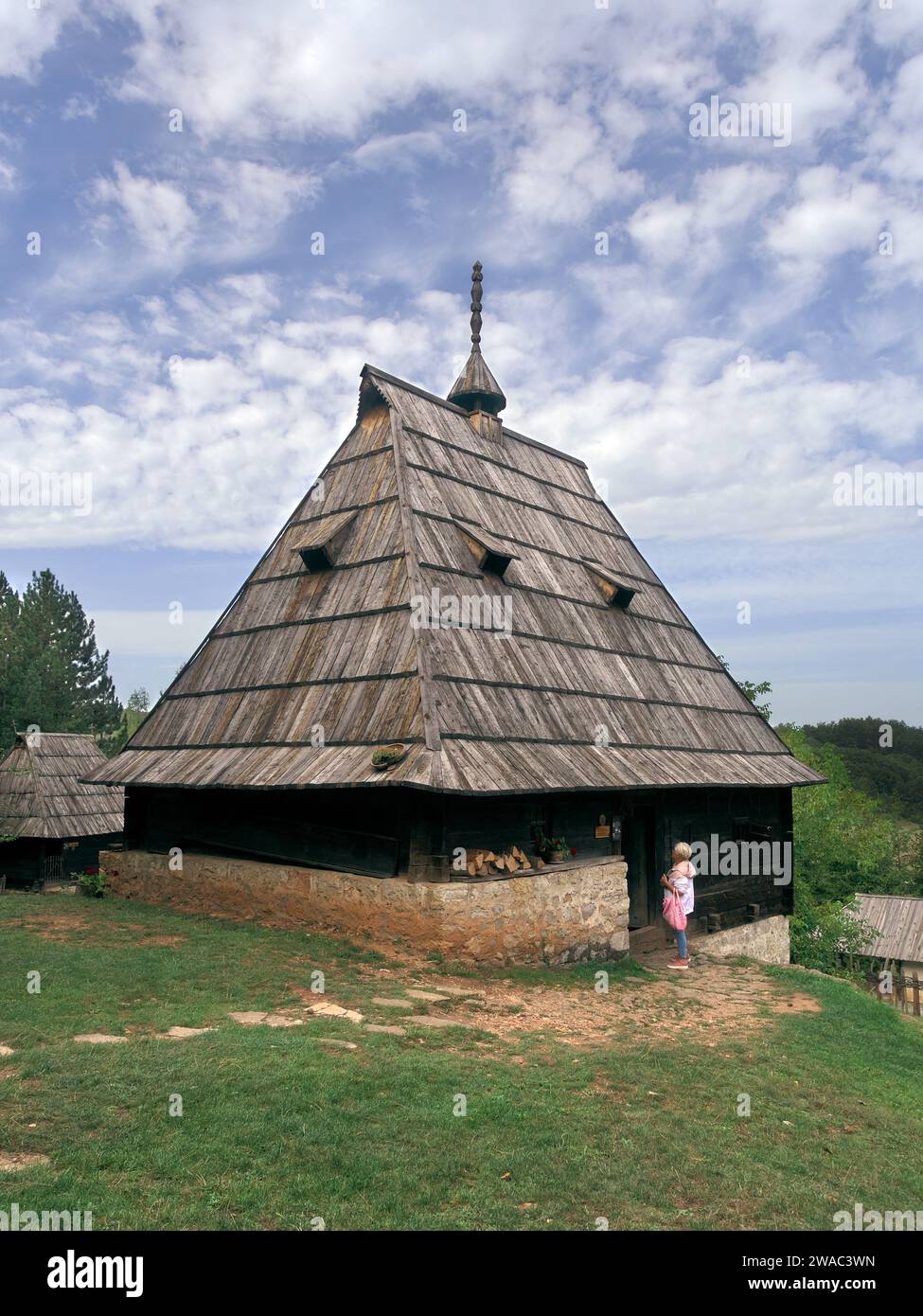 Casa tradizionale in legno nel Museo all'aperto Old Village, Sirogojno, Serbia Foto Stock