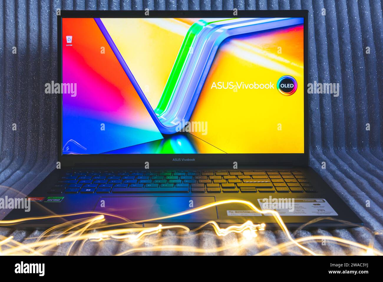 Notebook ASUS Vivobook Pro 15 Blue con display oled dalla parte anteriore, con pittura leggera Foto Stock