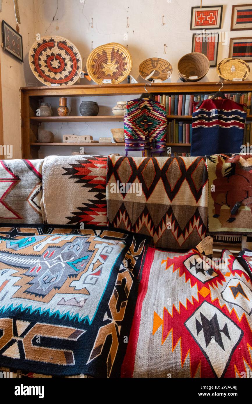 Tessiture Navajo nella Rug Room, Hubbell Trading Post, Ganada, Arizona Foto Stock