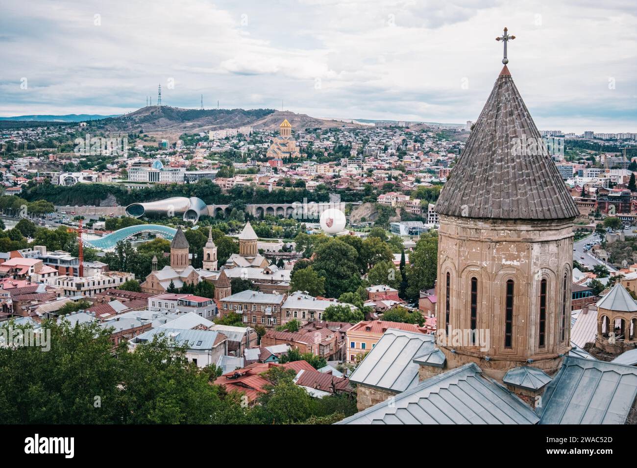 Vista dalla chiesa superiore di Betlemi sulla cattedrale di Sameba e sulla città vecchia di Tbilisi in Georgia Foto Stock