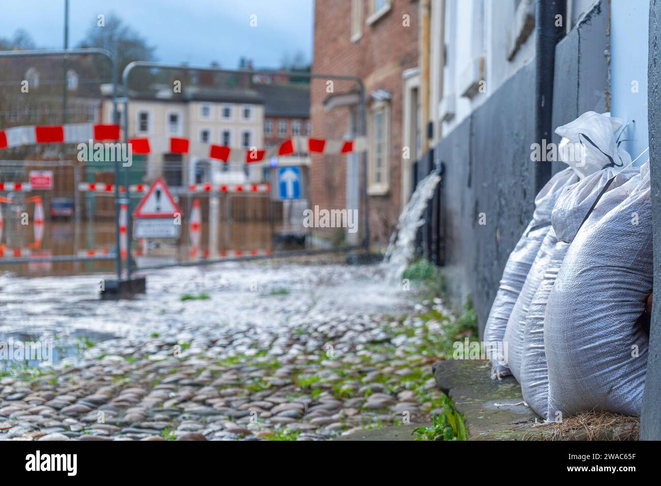 Bewdley, Regno Unito. 3 gennaio 2024. Meteo del Regno Unito: Dopo giorni di piogge, si prevede che le acque alluvionali aumenteranno ulteriormente, con persone che già lottano con le condizioni attuali. La proprietà vicino al fiume allagato pompano costantemente le cantine piene d'acqua con sacchi di sabbia pronti per l'aumento dell'altezza dell'acqua che si prevede presto. Credito: Lee Hudson/Alamy Live News Foto Stock