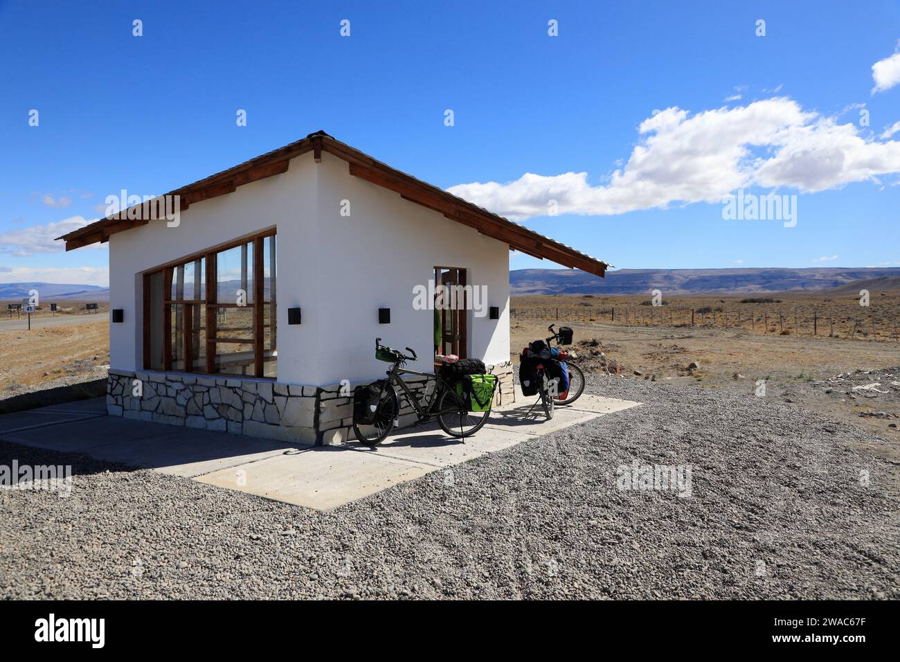 Parcheggio per biciclette all'esterno di un riparo lungo la strada sulla Provincial Route 23, vicino all'incrocio tra la Provincial Route 23 e la National Route 40. Patagonia.Provincia di Santa Cruz.Argentina Foto Stock