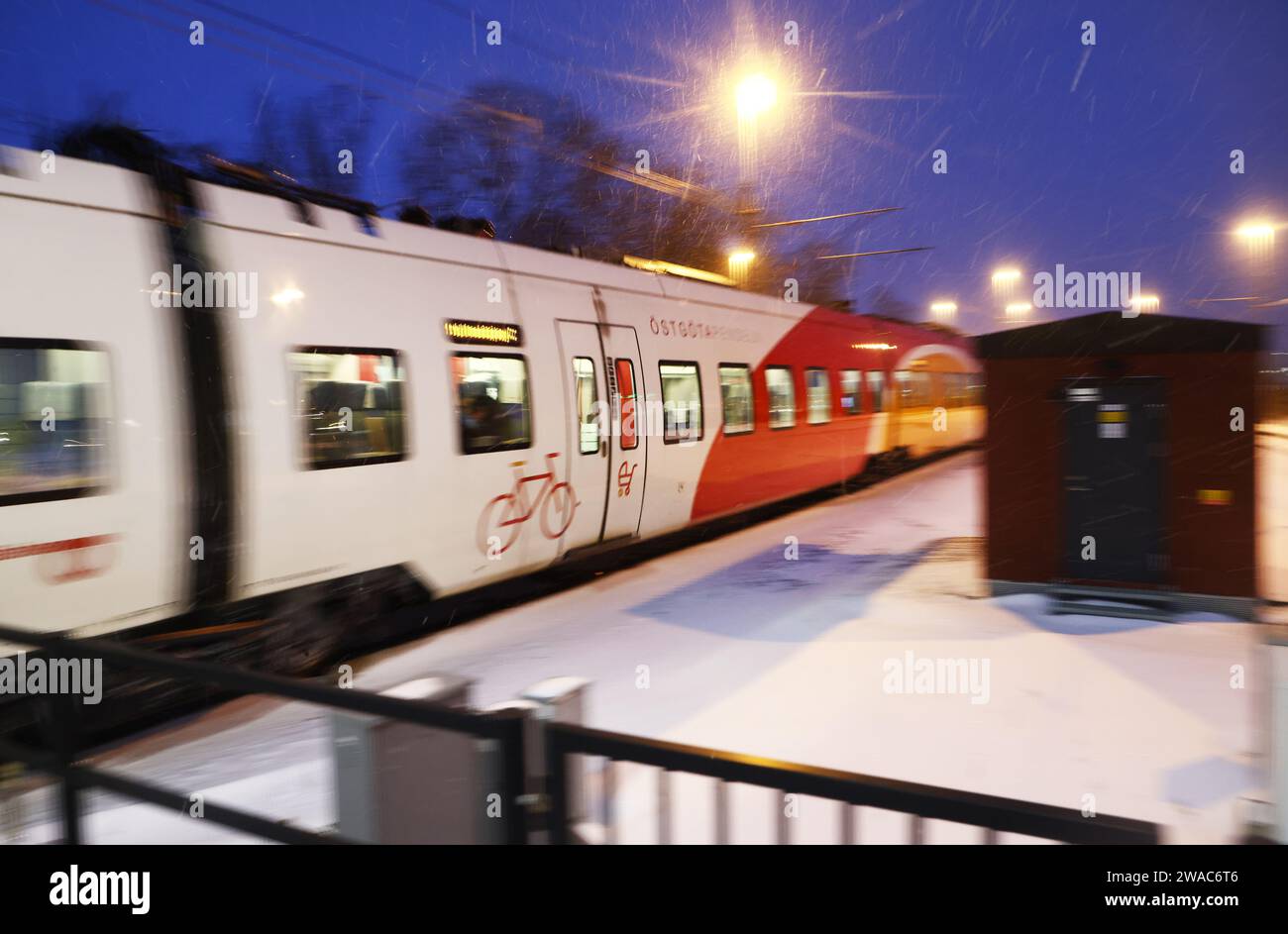 Clima stagionale, clima freddo e nevoso durante una tempesta invernale il mercoledì nella contea di Östergötland, Svezia. Nella foto: Treno pendolare da Östgötatrafiken, stazione centrale di Motala, Motala, Svezia. Foto Stock