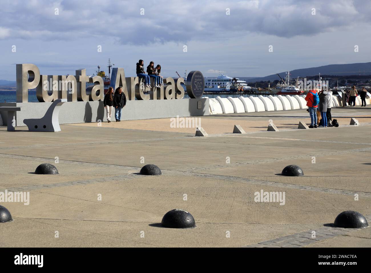 I visitatori del Monumento di Punta Arenas, stretto di Magellano, scultura di 500 anni. Lungomare di Costanera, Punta Arenas, Cile Foto Stock