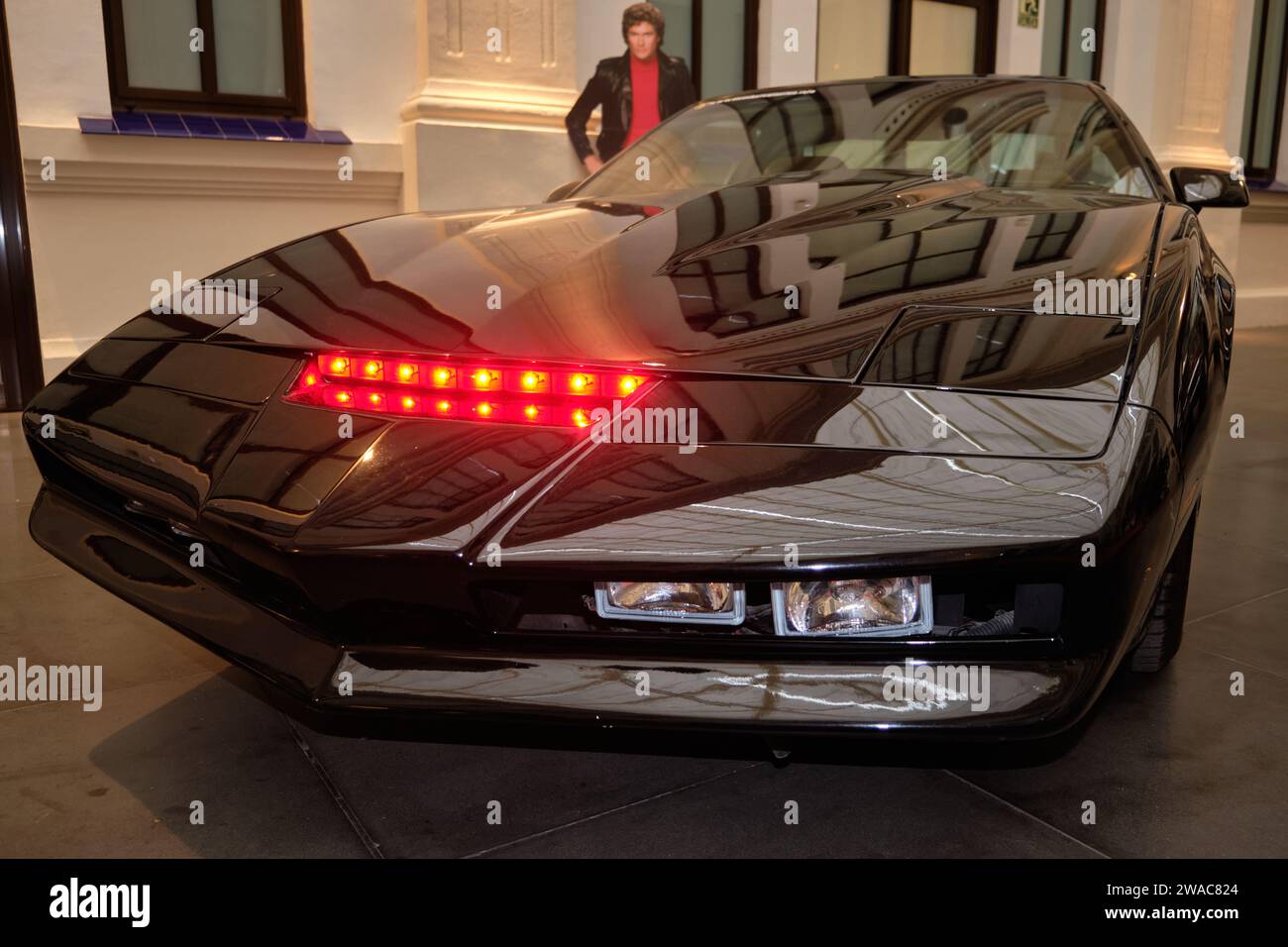 KITT car della serie TV Knight Rider con una foto di David Hasselhoff al museo dell'automobile di Málaga. Foto Stock