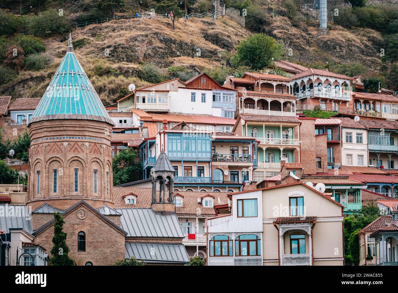 Il tetto blu del campanile della chiesa di San Giorgio e le pittoresche facciate con balconi in legno intagliato della Vecchia Tbilisi Foto Stock