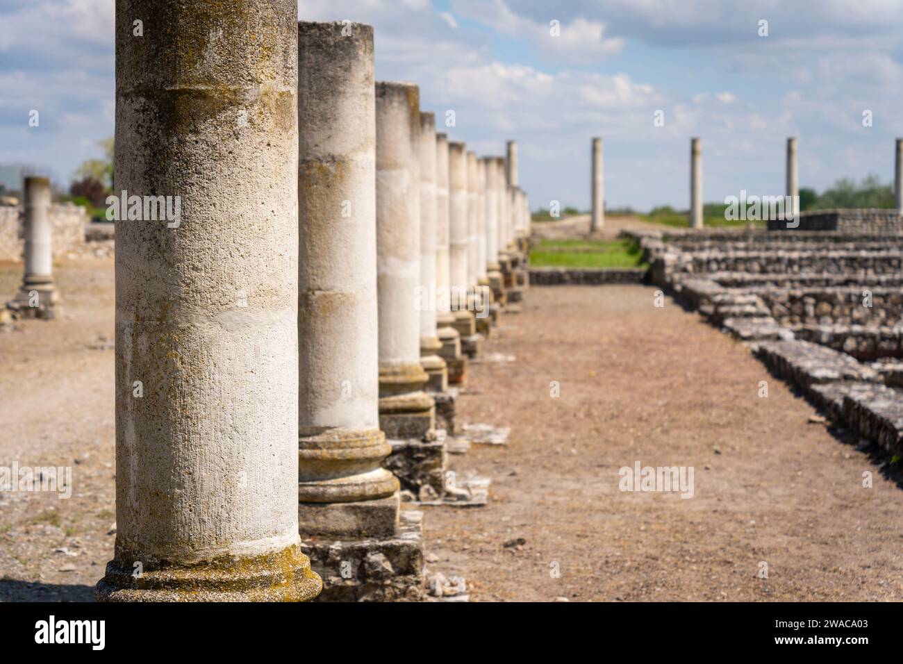 Rovine di un antico edificio romano con colonne Foto Stock