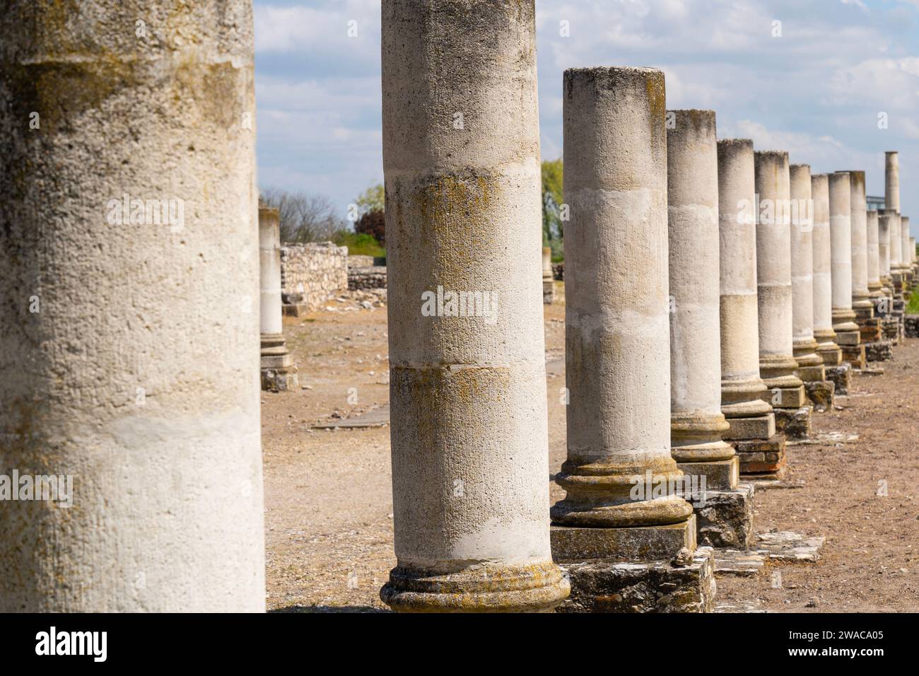 Rovine di un antico edificio romano con colonne Foto Stock