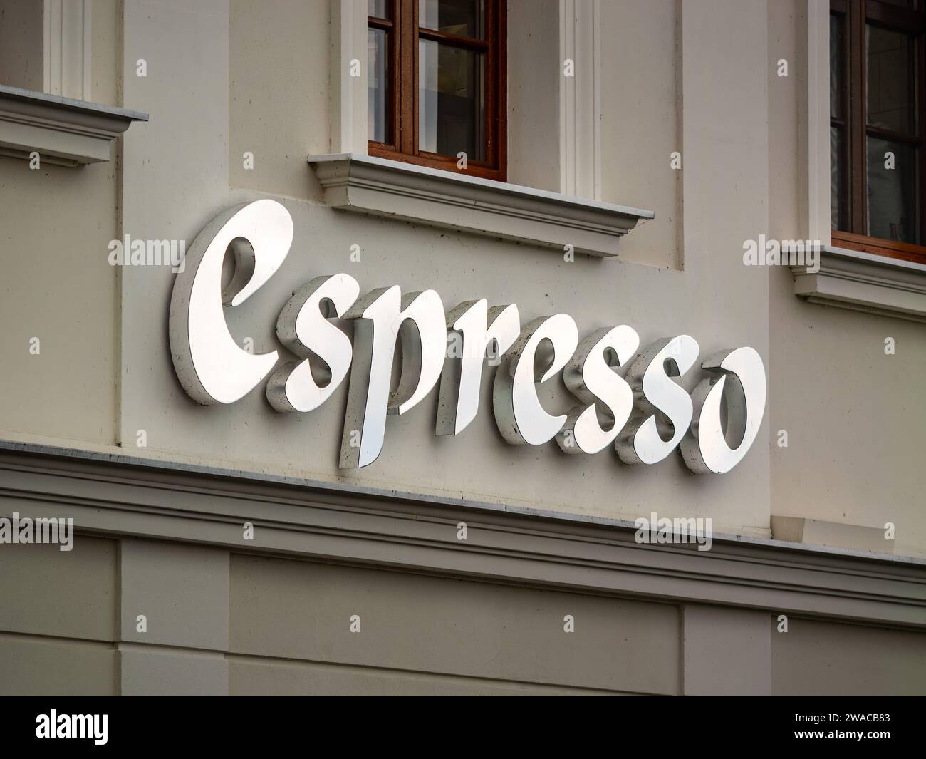 Espresso Word sulla facciata di un piccolo caffè. Ristorante italiano che offre cibo e bevande. Esterno della casa con una grande scritta. Foto Stock