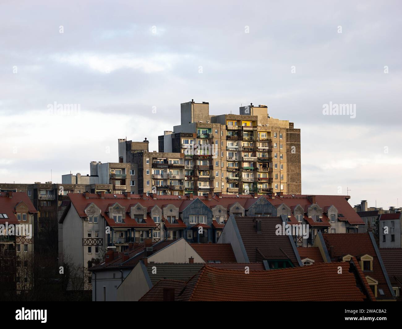 Edifici a torre in un quartiere residenziale. Edifici a più piani con molti appartamenti nell'Europa orientale. Diversa architettura di locazione a Zgorzelec. Foto Stock
