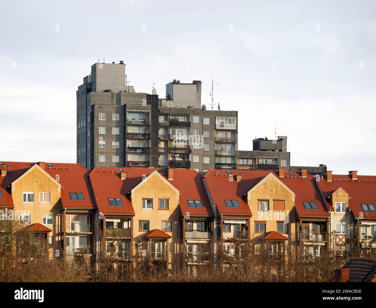 Edifici a torre in un quartiere residenziale di Zgorzelec. Edifici a più piani con molti appartamenti nell'Europa orientale. Architettura di locazione diversa. Foto Stock