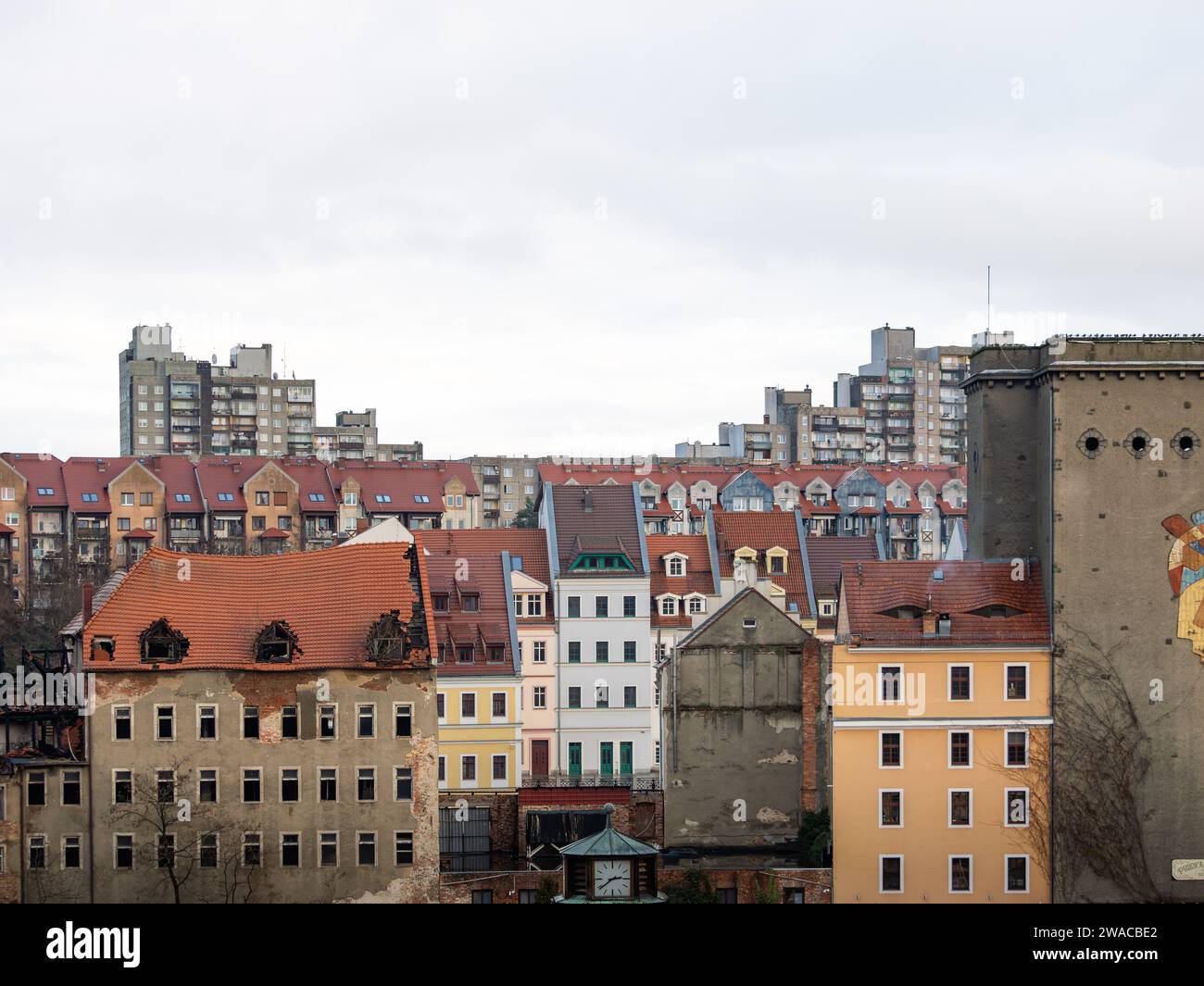 Quartiere residenziale con molti appartamenti a Zgorzelec, Polonia. Diversi stili architettonici nella città polacca al confine geografico. Foto Stock