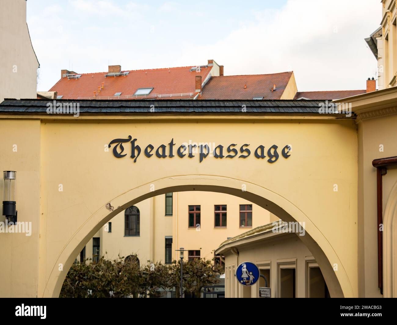 Theaterpassage su una facciata di un edificio a Görlitz. Ingresso di una strada della città. Cultura tedesca dei teatri di scena come attrazione. Foto Stock