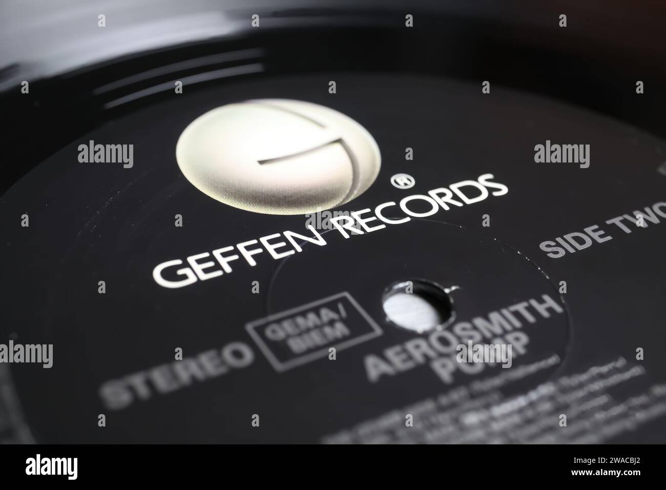 Viersen, Germania - 9 maggio. 2023: Primo piano dell'etichetta discografica in vinile con il logo della Geffen Records Foto Stock