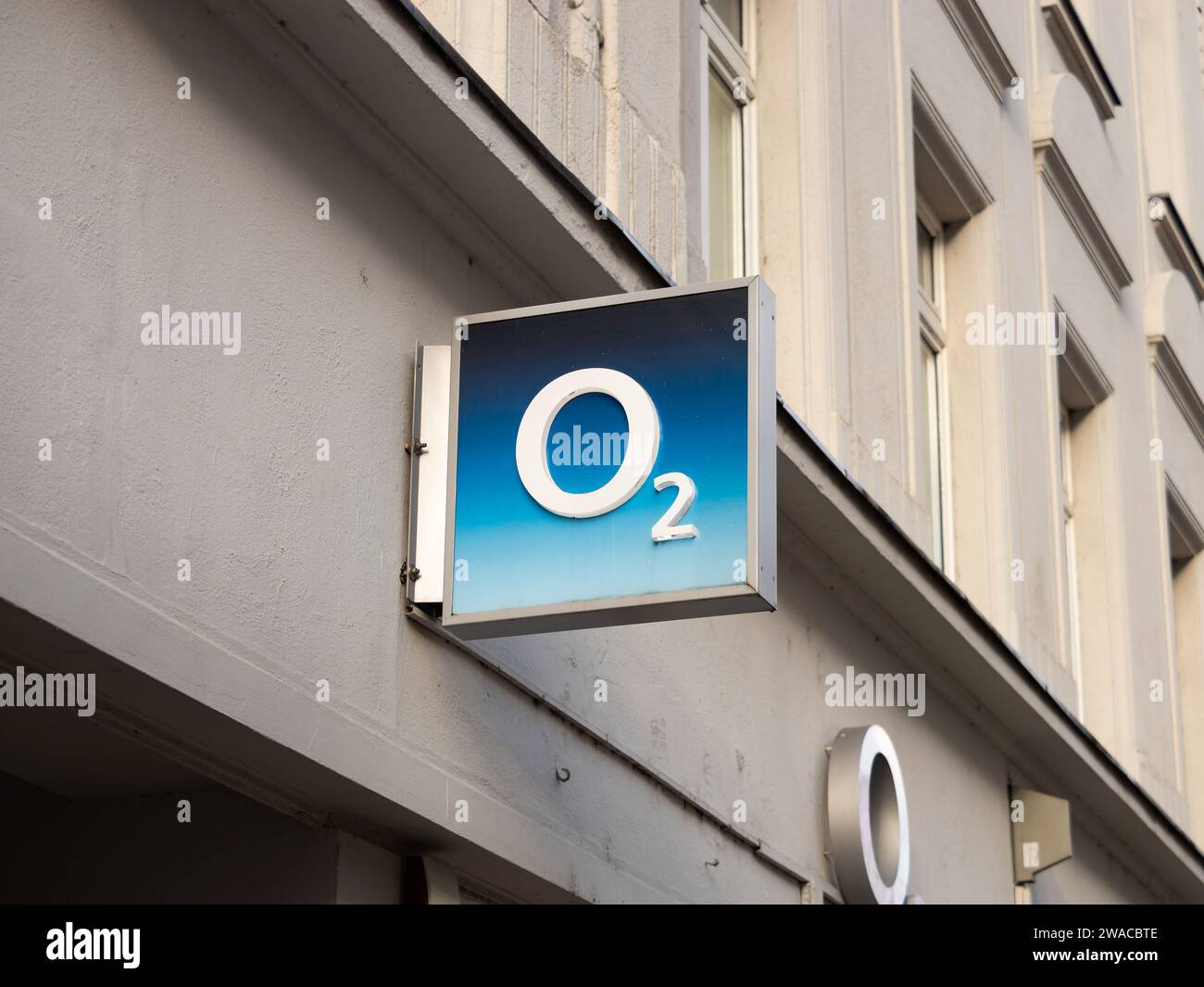 Logo O2 sull'esterno di un negozio in città. Il fornitore di servizi di telecomunicazione appartiene alla società Telefónica. Foto Stock