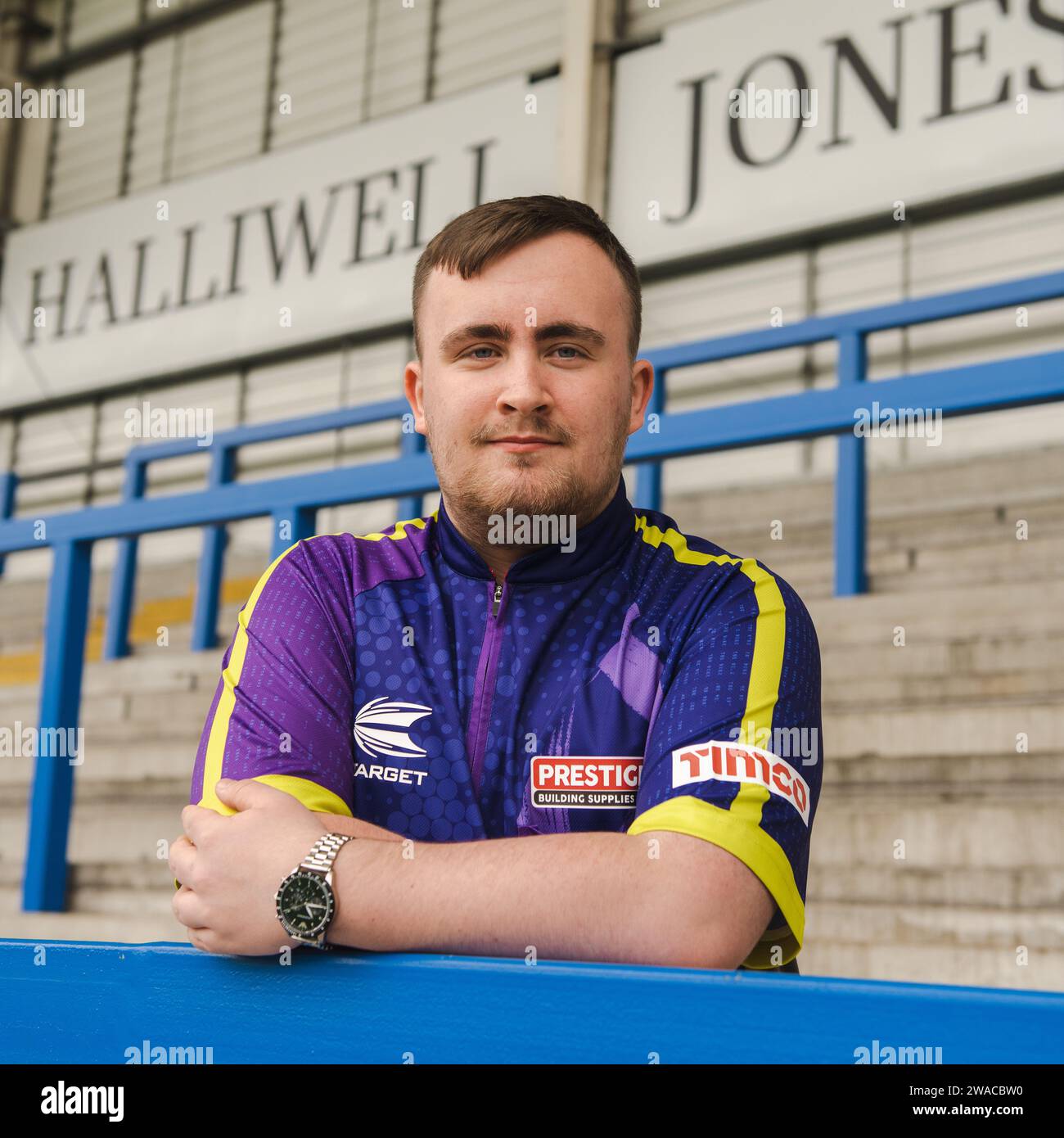 Luke the Nuke Littler tifoso dei Warrington Wolves all'Halliwell Jones Stadium Foto Stock