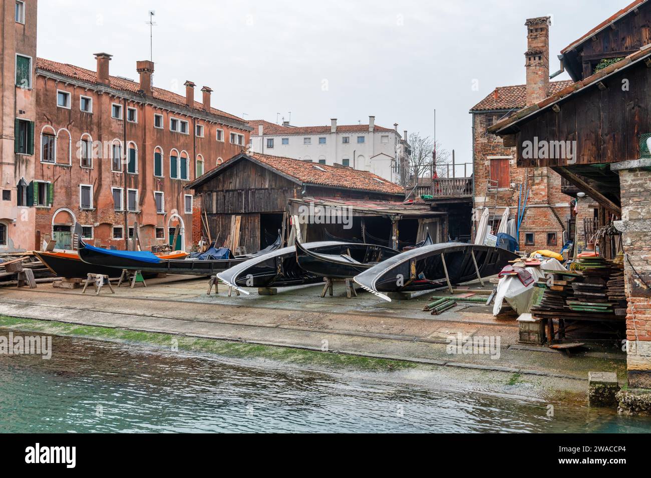 Venezia, Italia - 23 febbraio 2023: Squero di San Trovaso costruttore di cabinovie a Venezia Foto Stock
