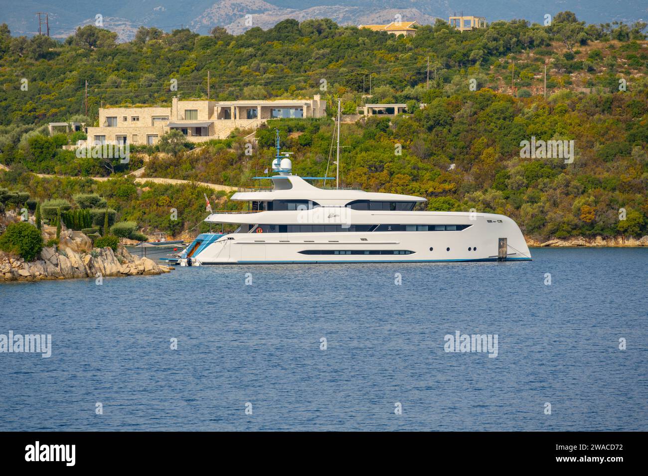 Mega yacht di lusso ormeggiato in una villa esclusiva sull'isola greca di Meganisi Foto Stock