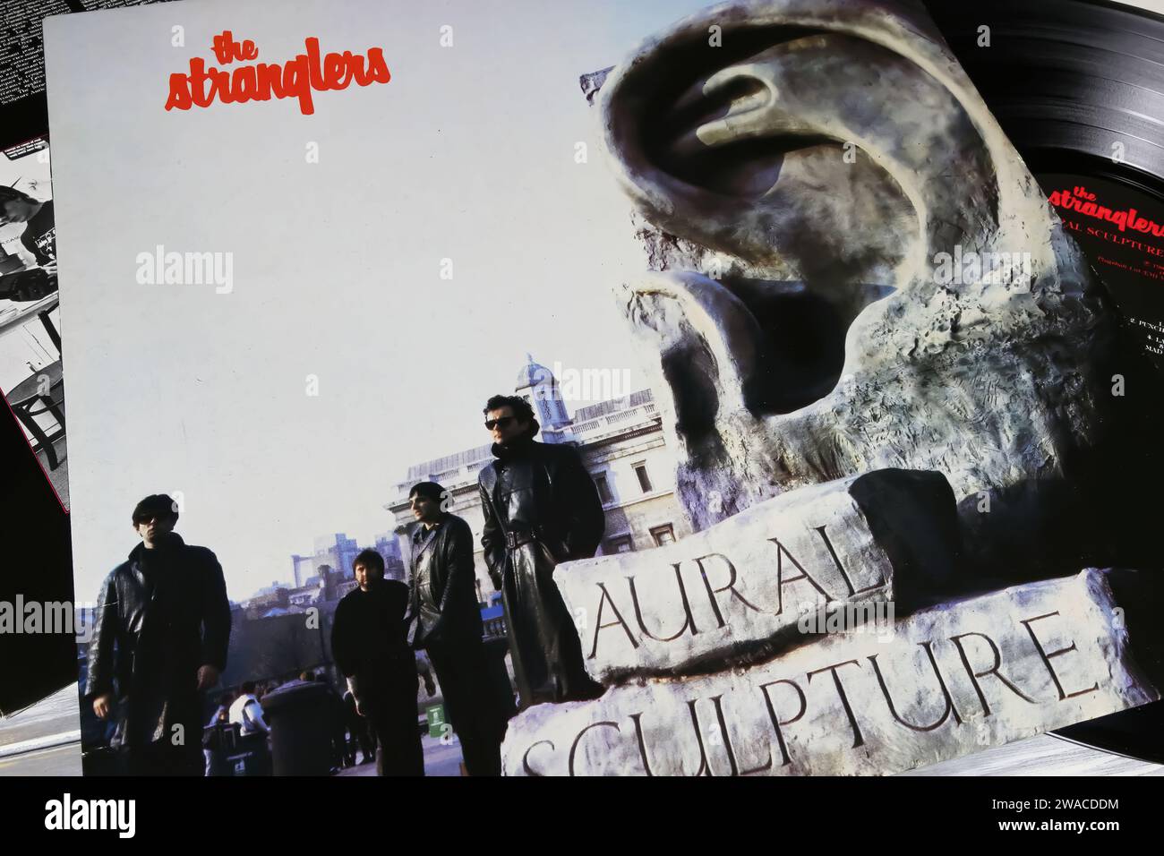 Viersen, Germania - 9 maggio. 2023: Closeup della band punk rock britannica The Stranglers, album in vinile cover Aural Sculpture del 1984 Foto Stock