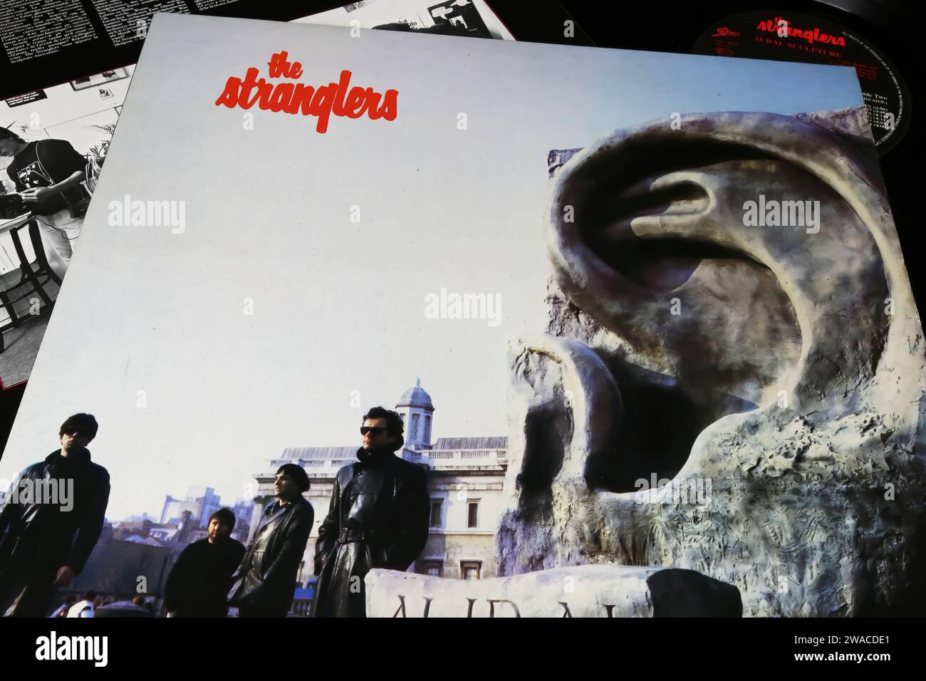 Viersen, Germania - 9 maggio. 2023: Closeup della band punk rock britannica The Stranglers, album in vinile cover Aural Sculpture del 1984 Foto Stock