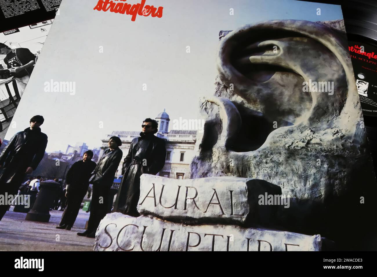 Viersen, Germania - 9 maggio. 2023: Closeup della band punk rock britannica The Stranglers, album in vinile cover Aural Sculpture del 1984 Foto Stock