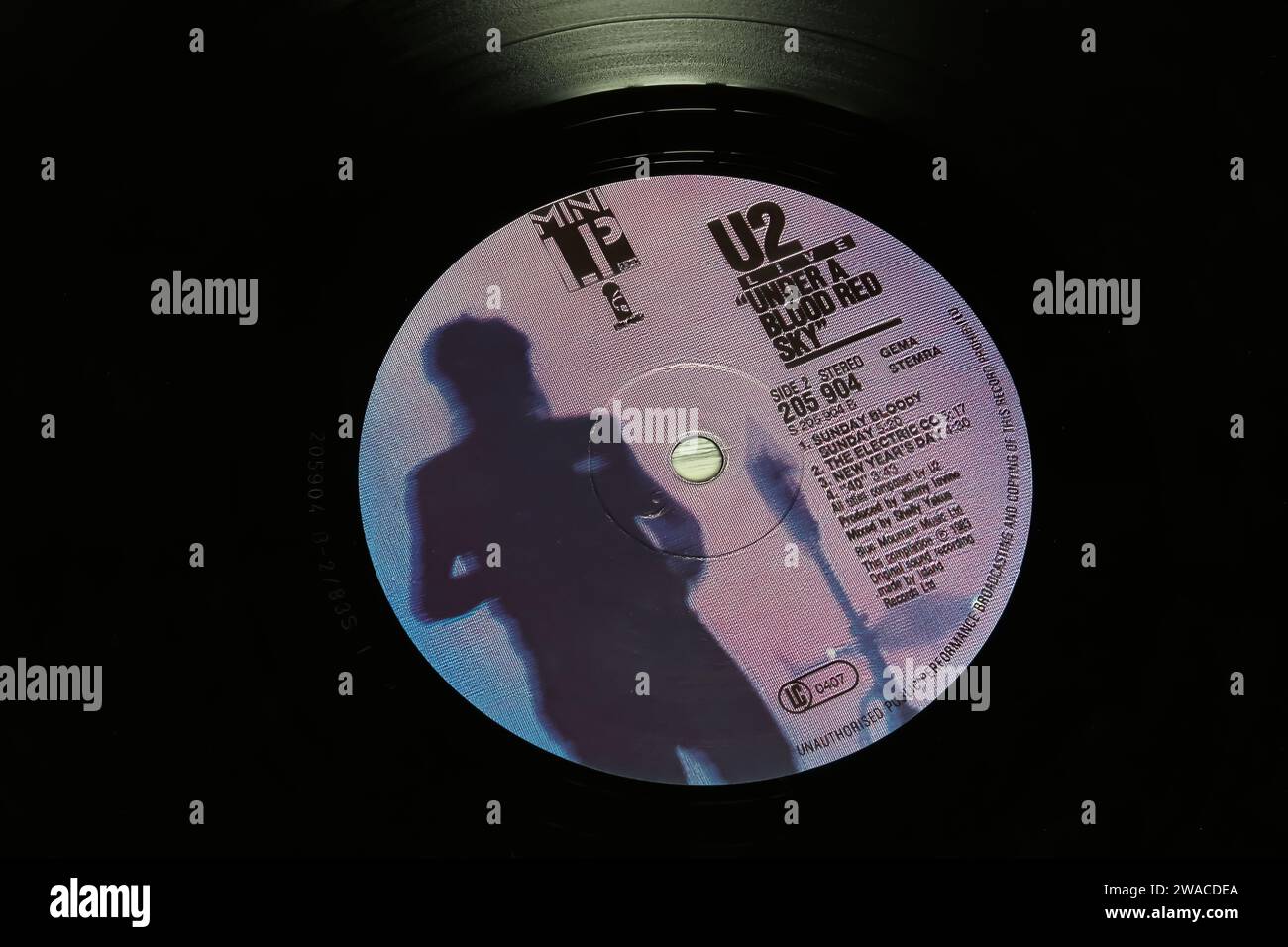 Viersen, Germania - 9 maggio. 2023: Closeup of U2 band vinyl record live album etichetta Under a Blood Red Sky dal 1983 Foto Stock