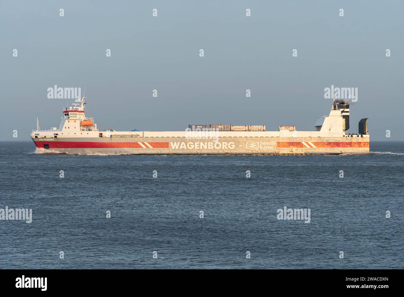 Wagenborg ro-ro nave Balticborg sul fiume Elba Foto Stock