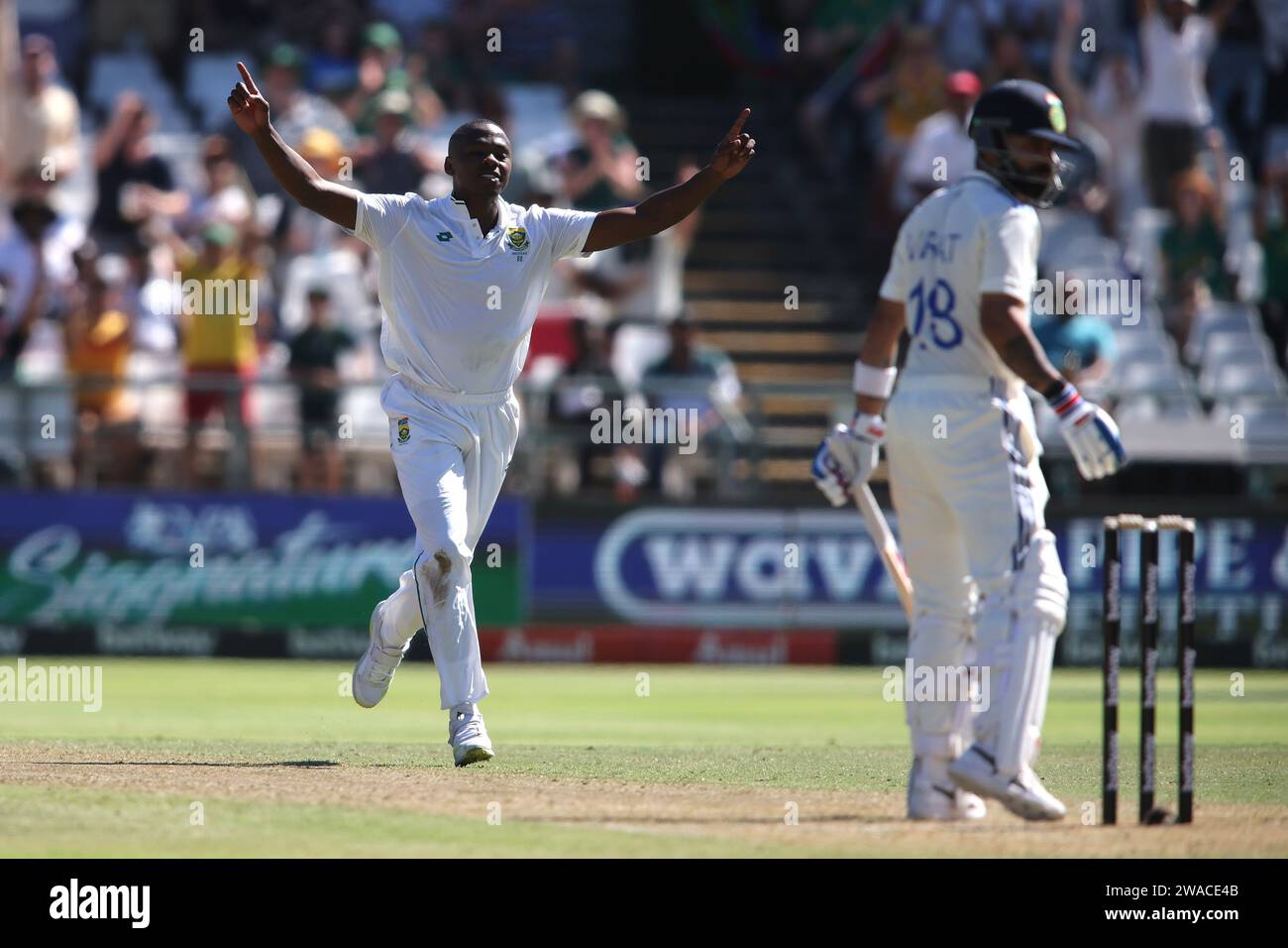 CITTÀ DEL CAPO, SUDAFRICA - 03 GENNAIO: Il sudafricano Kagiso Rabada celebra il wicket di Virat Kohli dell'India durante il giorno 1 del 2° test match tra il Sudafrica e l'India al Newlands Cricket Ground il 3 gennaio 2024 a città del Capo, in Sudafrica. Foto di Shaun Roy/Alamy Live News Foto Stock