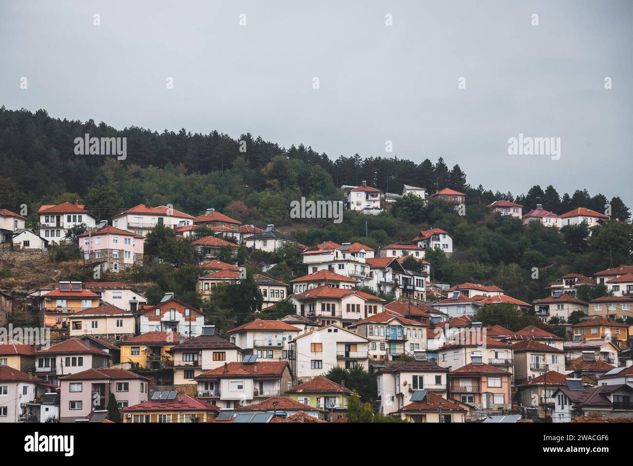 I tetti in terracotta della città montana di Kruševo - Krushevo - nella Macedonia del Nord. Una vista lontana dalle case sul fianco della collina. Foto Stock