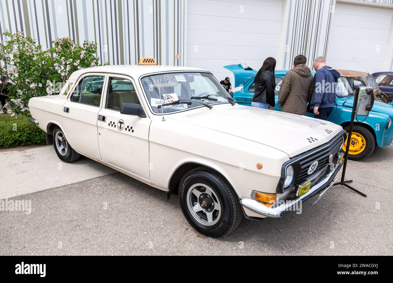 Samara, Russia - 14 maggio 2023: Veicolo d'epoca sovietico rétro Volga GAZ-24 presso la strada della città durante lo spettacolo oldtimer Foto Stock