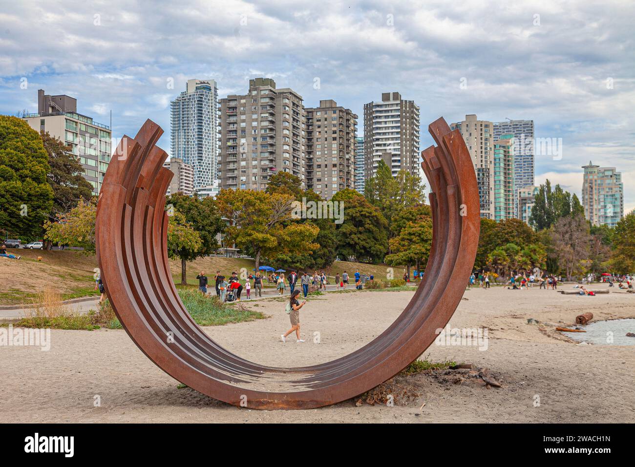 217,5 Arc x 13, una scultura in acciaio corten dell'artista francese Bernar Venet, su Sunset Beach, Vancouver. È stato installato nel 2009 come parte di Vancouver Foto Stock