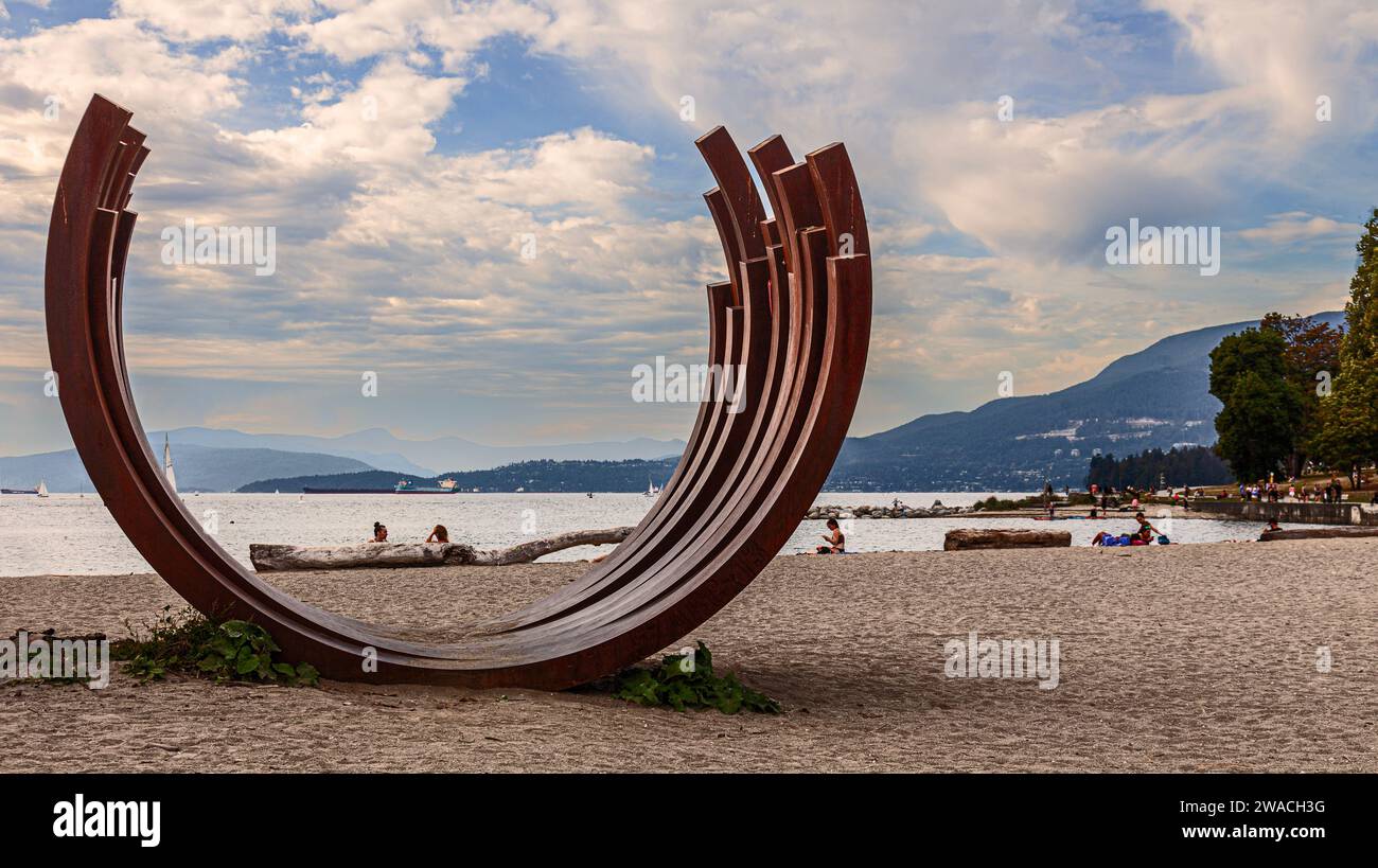 217,5 Arc x 13, una scultura (2009) in acciaio corten dell'artista francese Bernar Venet, su Sunset Beach, Vancouver. Parte della celebrazione della Biennale di Vancouver Foto Stock