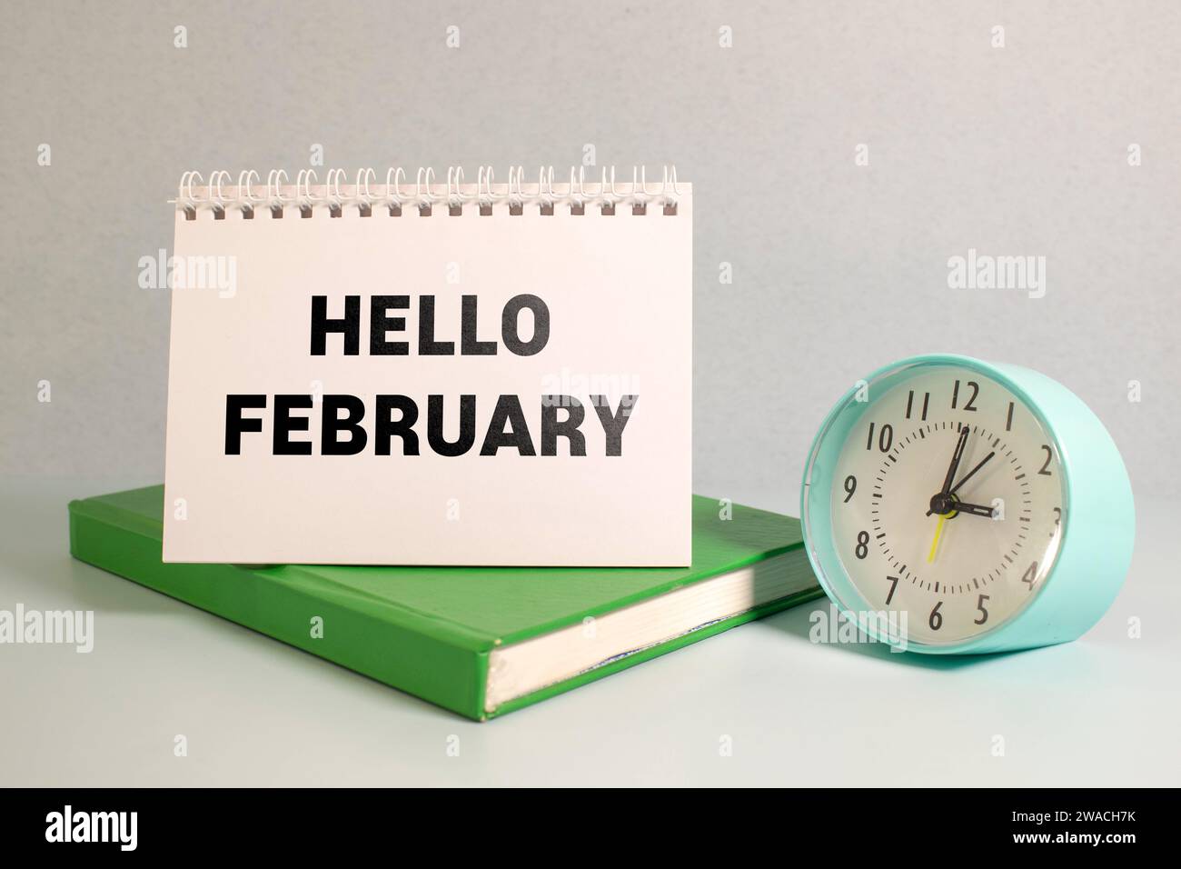 Testo Hello February scritto su un notebook con penna blu. Foto Stock