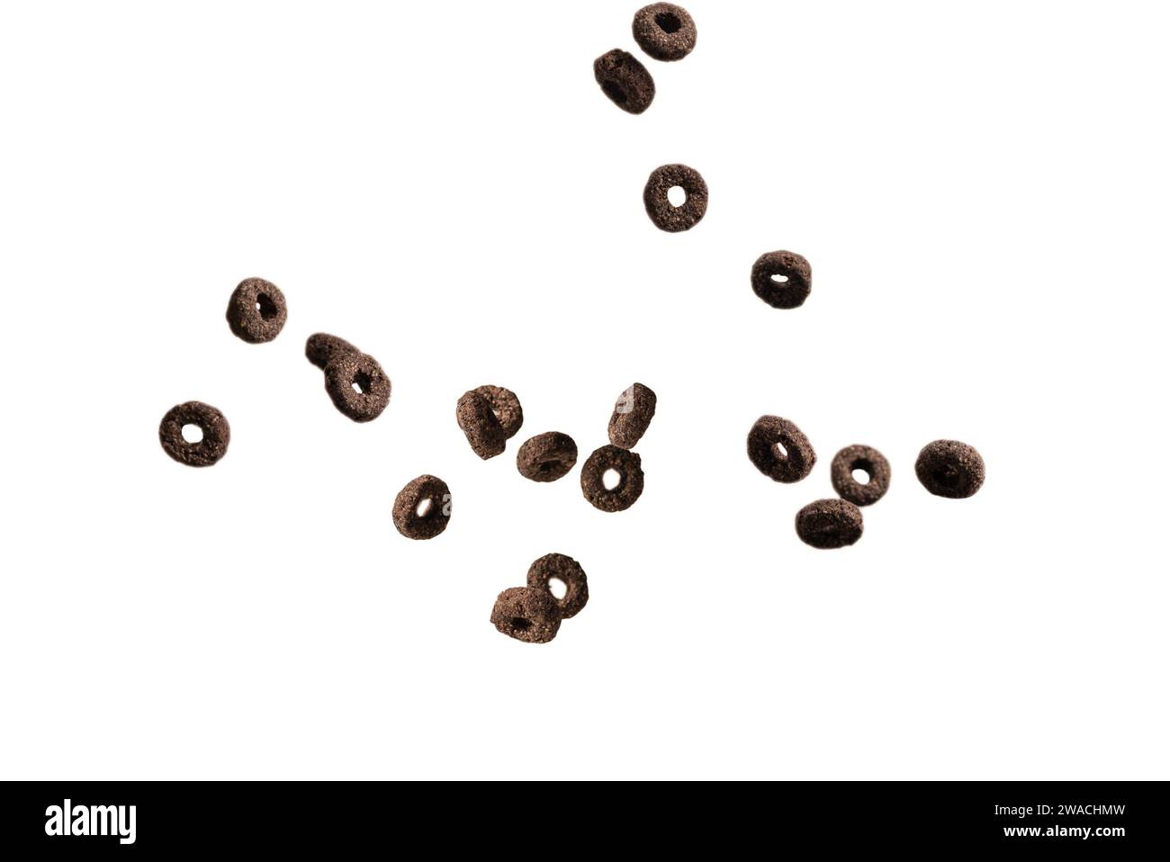 I cerali di cioccolato fuoriescono in una ciotola. Colazione. Isolato su sfondo bianco. Foto Stock