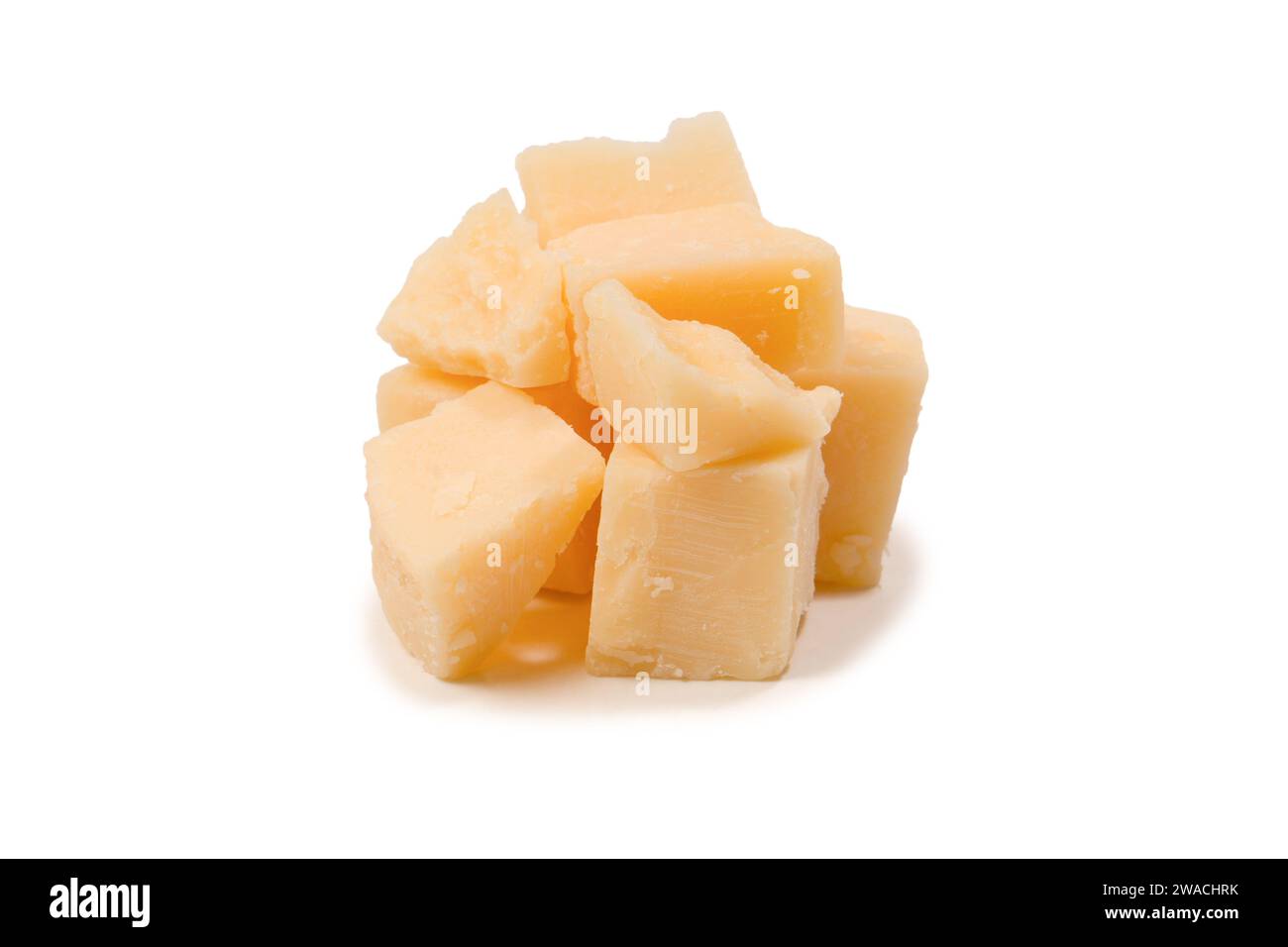 Cubetti di formaggio isolati su sfondo bianco. Vista dall'alto. Foto Stock