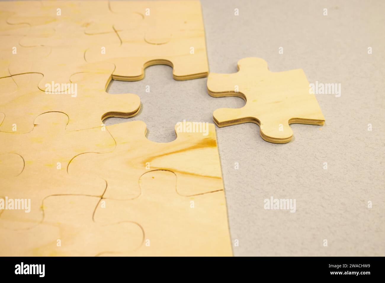 Finalizzare il caso. Il puzzle di legno mancante Foto Stock