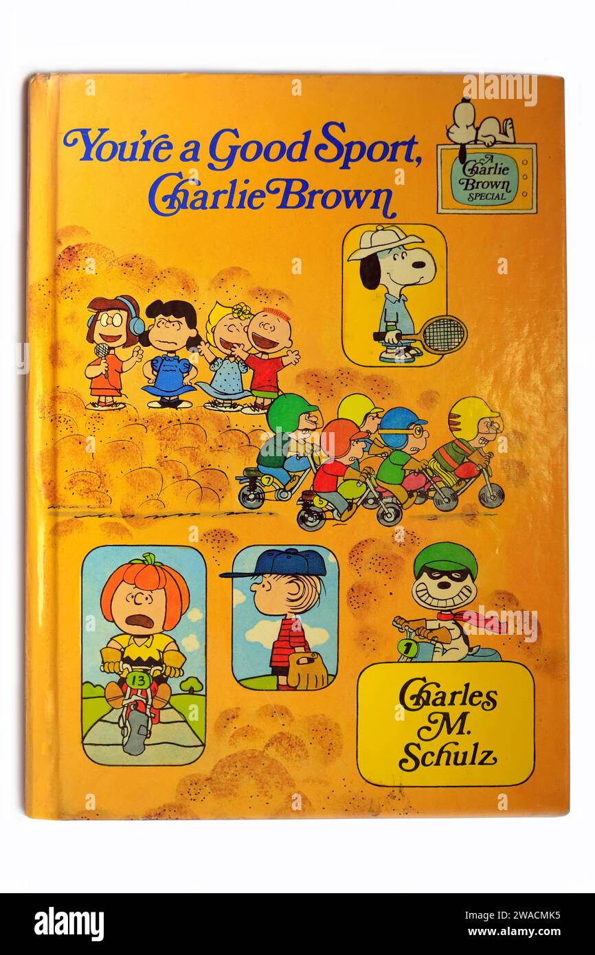 Sei Un bravo sport, Charlie Brown di Charles M. Schulz. Libro cartaceo su sfondo bianco. Configurazione studio. Dicembre 2023 Foto Stock