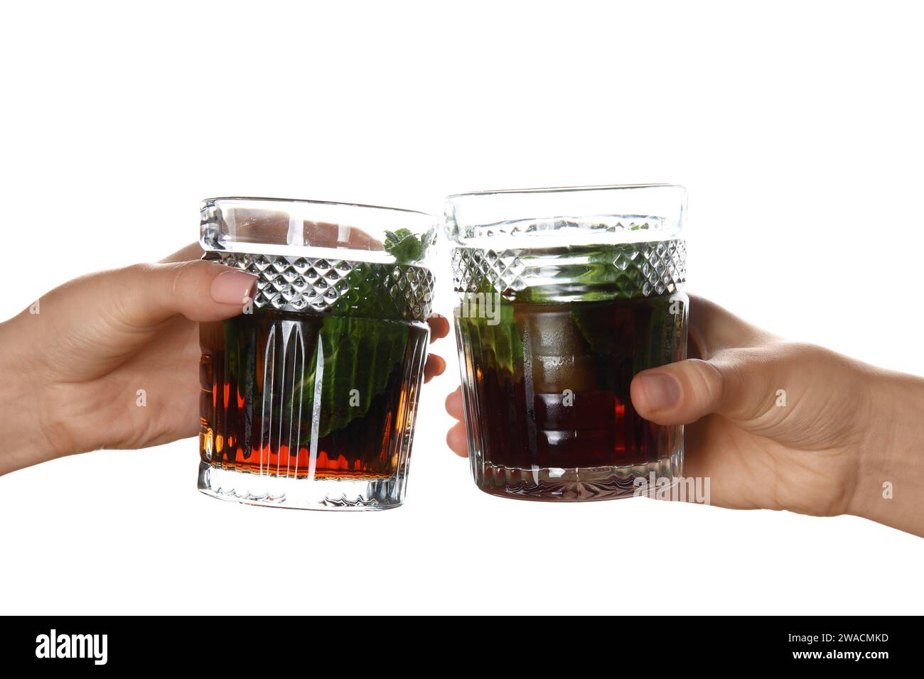 Donne che tengono bicchieri di rum freddo su sfondo bianco Foto Stock