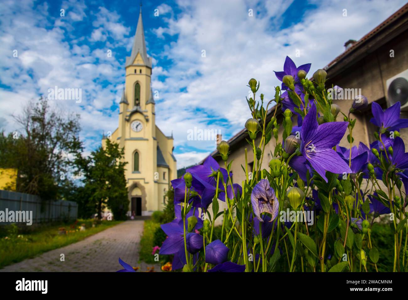 Chiesa e fiori a Muran o Muranyalja in Slovacchia Foto Stock