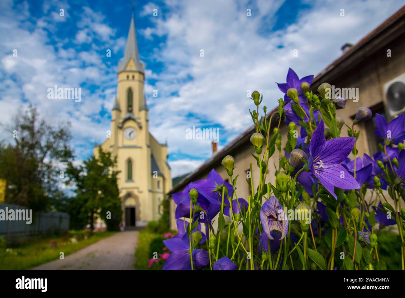 Chiesa e fiori a Muran o Muranyalja in Slovacchia Foto Stock